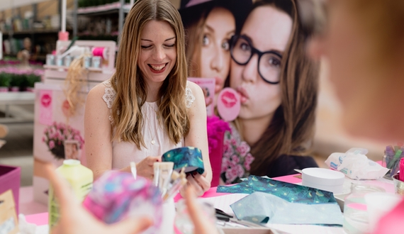 Maike vom Blog kreativfieber zeigt, wie ein individuelles Geschenkkörbchen für die beste Freundin gebastelt werden kann