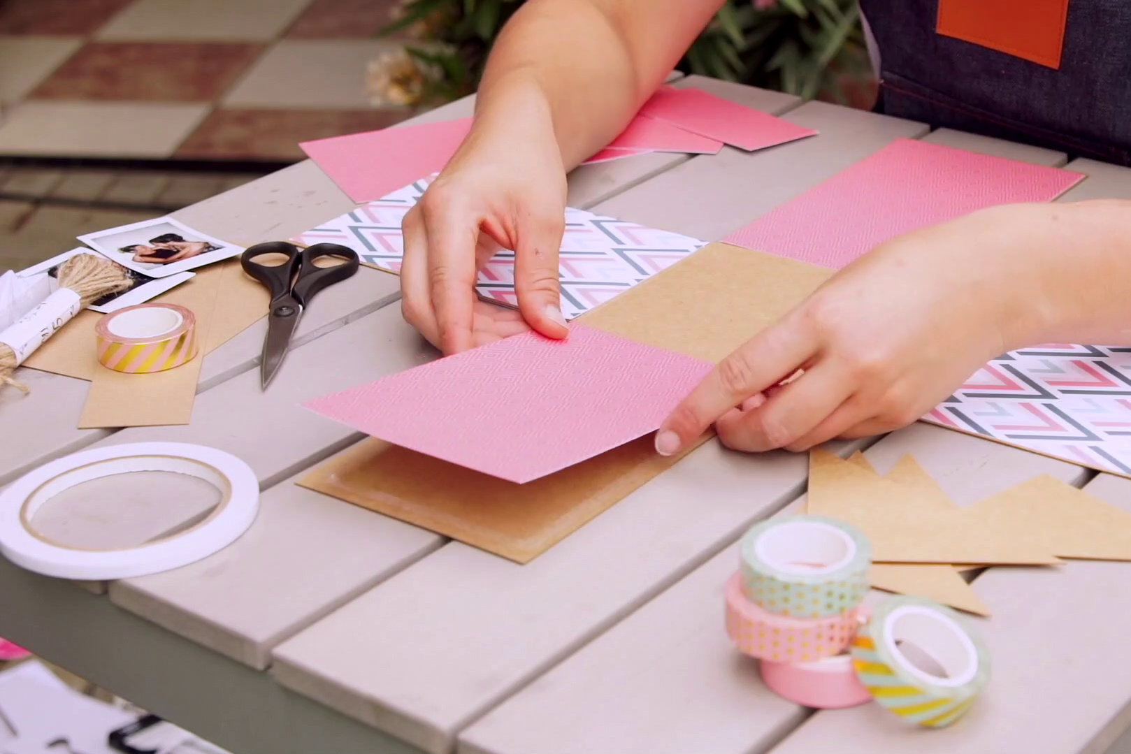 Designpapier für die Wände wird aufgeklebt