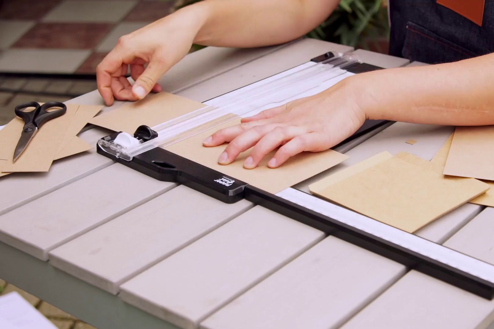 Das Papier für die Wände der Box wird zugeschnitten