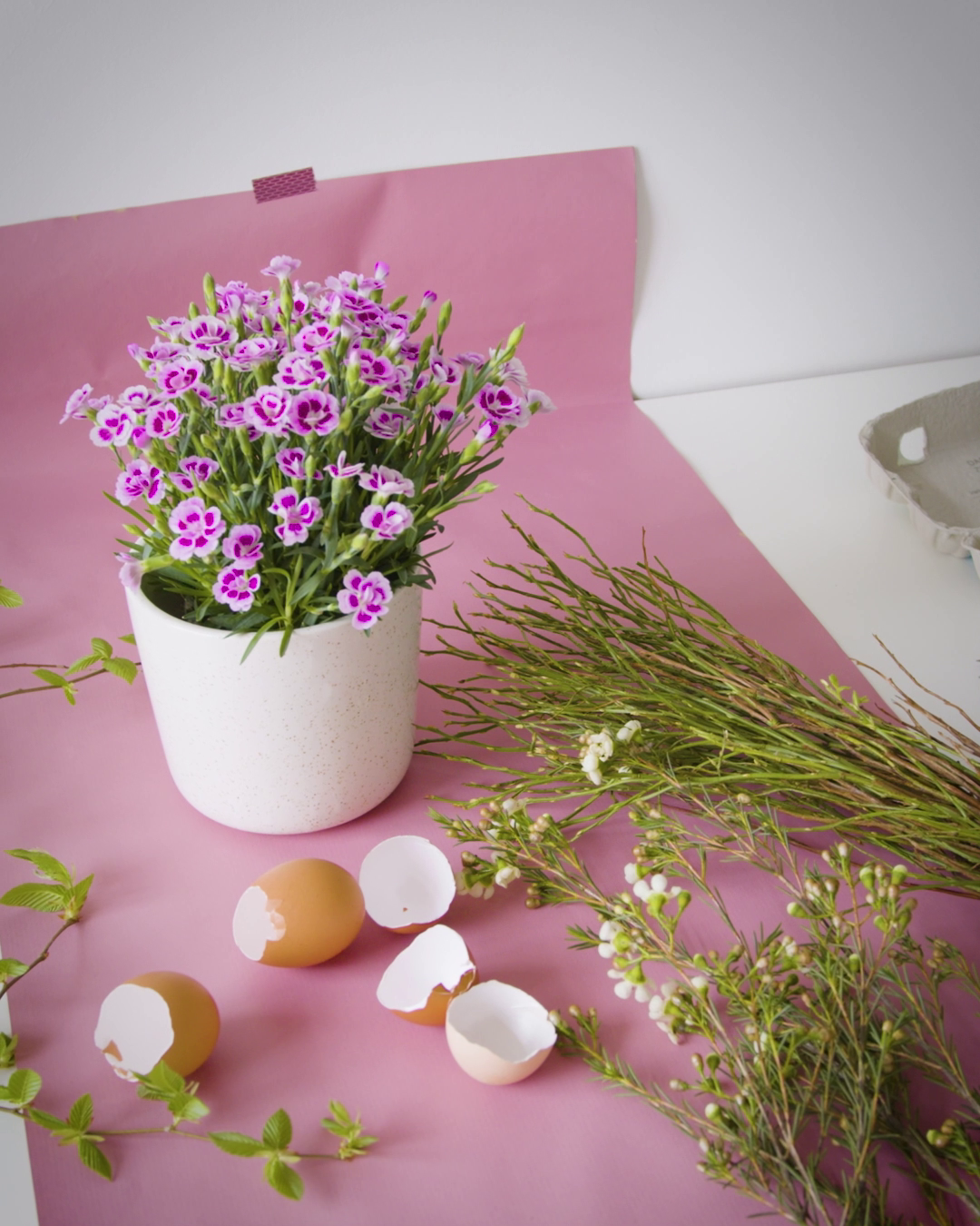 Materialien für das Osterkranz-DIY mit Pink Kisses