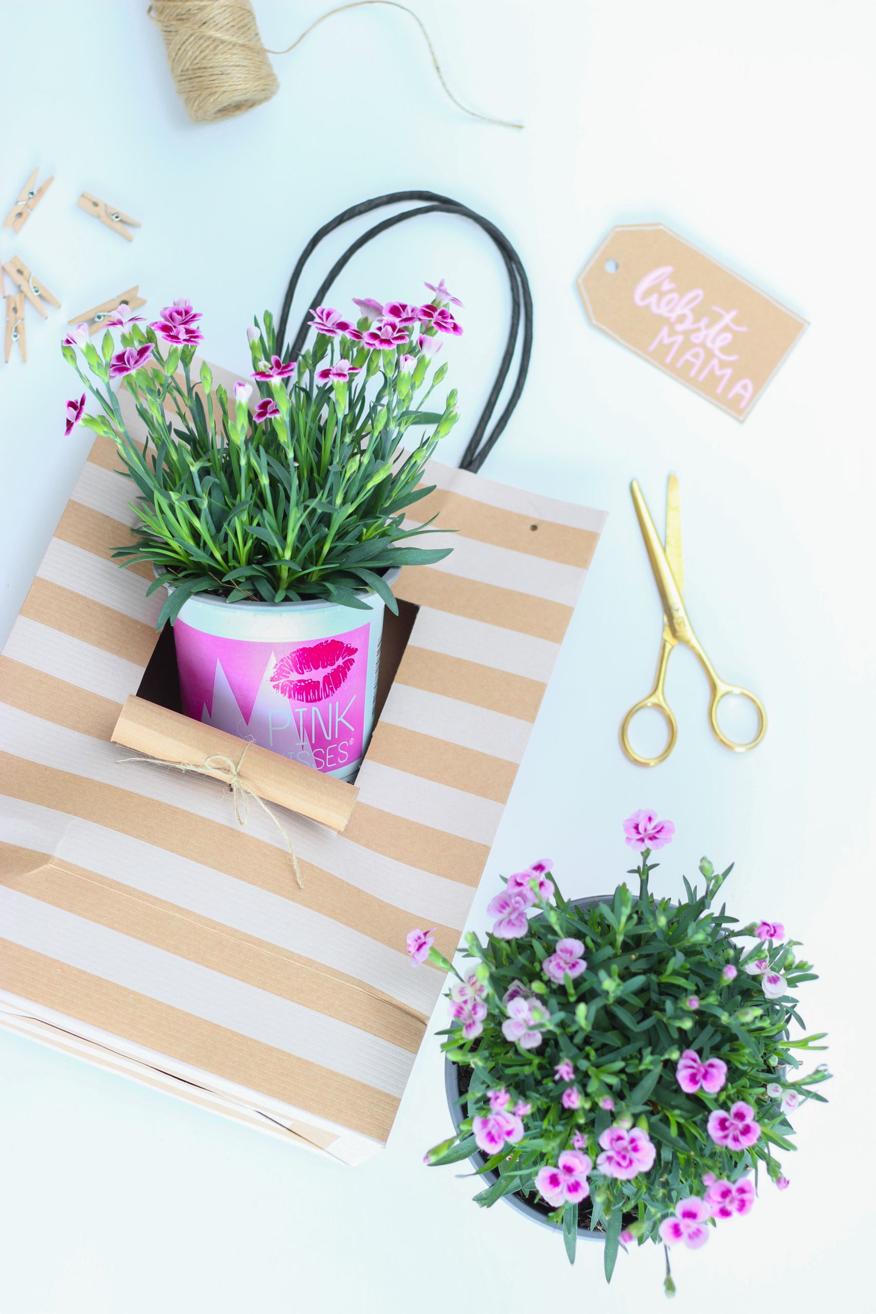 Materialien für das DIY einer Geschenktüte mit Pink Kisses